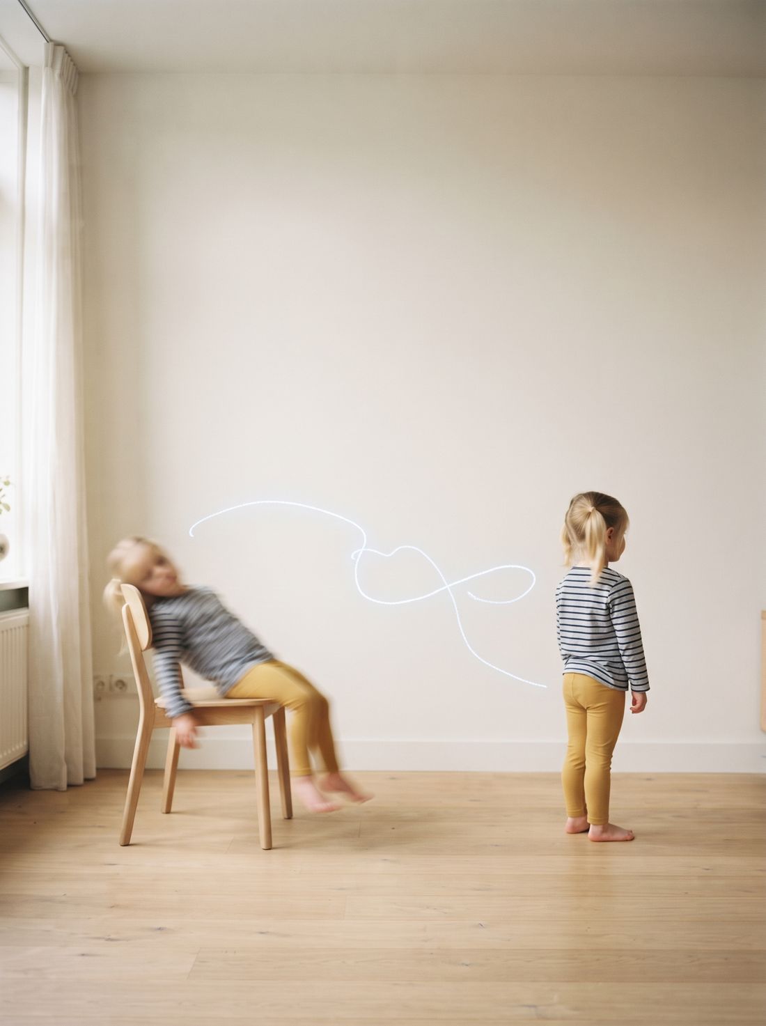 La misma silueta infantil fotografiada dos veces en un cuarto vacío: una relajada, otra en alerta.